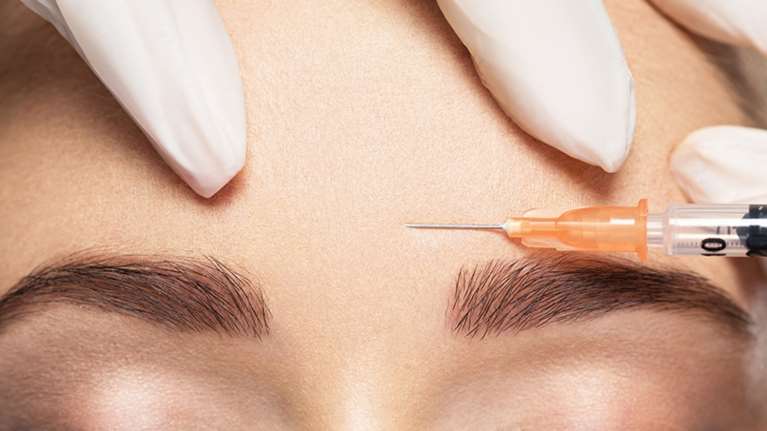 ΕΛΑΣ: 30χρονη παρίστανε τη γιατρό και έκανε παράνομες επεμβάσεις μπότοξ στην Αθήνα