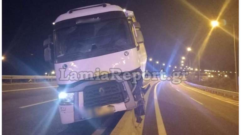 Τροχαίο στην Αθηνών - Λαμίας: Νταλίκα &quot;σκαρφάλωσε&quot; στα προστατευτικά κιγκλιδώματα [εικόνες]