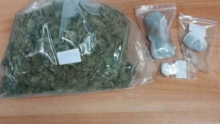 Θεσσαλονίκη: Η στιγμή που ο αστυνομικός σκύλος &quot;Vector&quot; βρίσκει χασίς κρυμμένο σε παιδικό αμαξάκι [βίντεο]