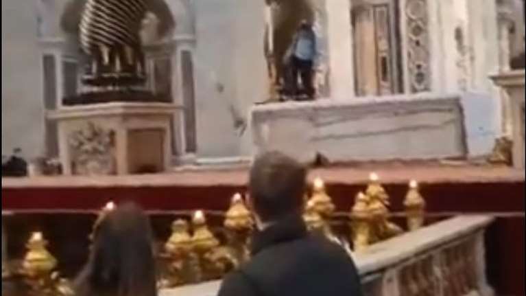 Βατικανό: Ρουμάνος βανδάλισε τη Βασιλική του Αγίου Πέτρου - Προκάλεσε ζημιές σε κηροπήγια του 19ου αιώνα [Βίντεο]