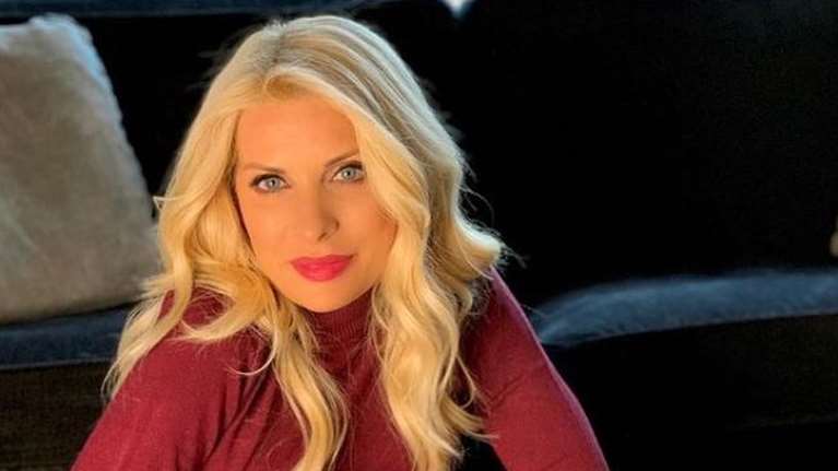 Ελένη Μενεγάκη: "Φωτιά στα κόκκινα" με πόζες- έκπληξη