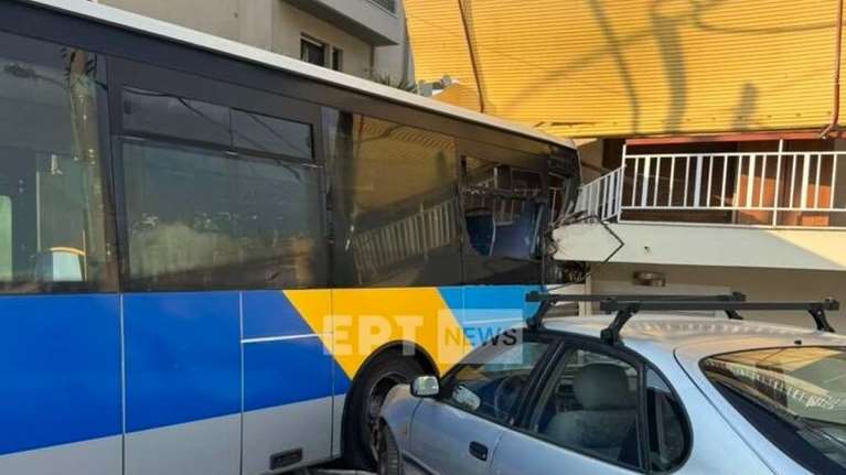 Παπάγου: Λεωφορείο έπεσε πάνω σε πολυκατοικία - Προκάλεσε υλικές ζημιές