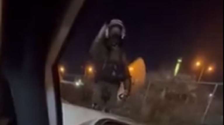 Επεισόδια στου Ρέντη: Αστυνομικός των ΜΑΤ βρίζει πατέρα έξω από το γήπεδο - &quot;Και εσύ θα γ@@@είς και το παιδί σου&quot; [βίντεο]