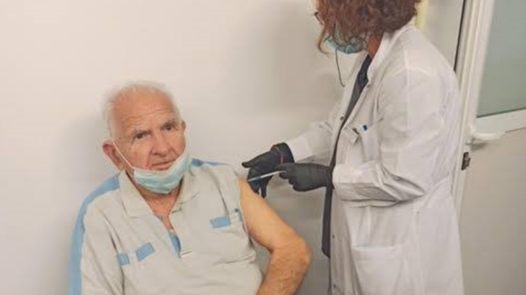 Ρόδος: Εμβολιάστηκε ο τελευταίος επιζών Δωδεκανήσιος Ιερολοχίτης