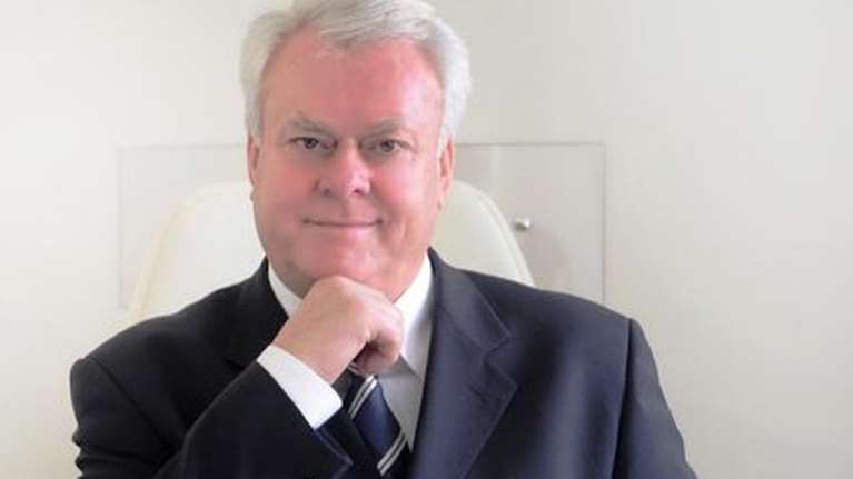 Σκάνδαλο στην Κέρκυρα με τον γιατρό που κατήγγειλε "παράλυση": Τι λέει ο δημοσιογράφος που εμβολίασε εκτός σειράς