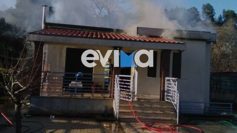 Εύβοια: Φωτιά σε μονοκατοικία στο Μαντούδι [εικόνα]