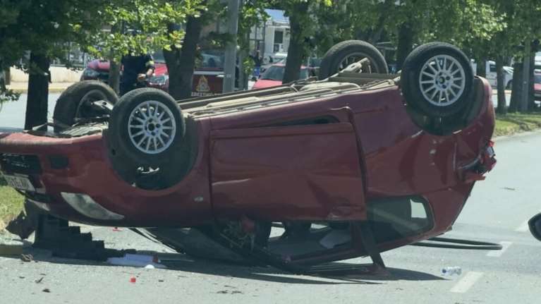 Σοβαρό τροχαίο στην Καλαμάτα: Αυτοκίνητο προσέκρουσε σε φοίνικα και τούμπαρε - Τραυματίστηκε η οδηγός [εικόνες]