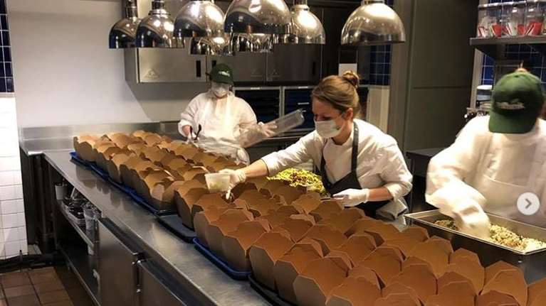 Νέα Υόρκη: Σεφ μετατρέπει το βραβευμένο με τρία αστέρια Michelin εστιατόριό του σε κουζίνα απόρων [εικόνες]