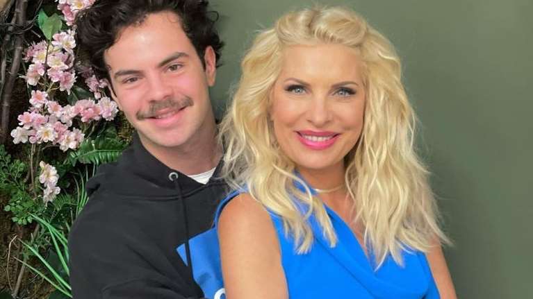 Ο Άγγελος Λάτσιος φωτογραφίζεται στο σπίτι του στα Μελίσσια