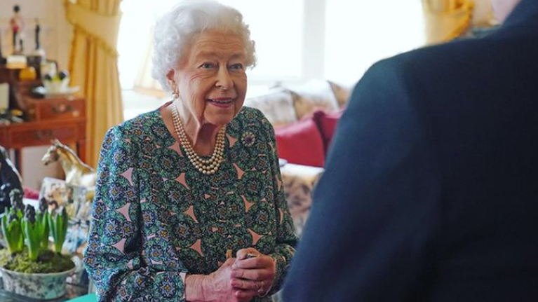 &quot;Βόμβα&quot; στο Παλάτι: Η βασίλισσα Ελισάβετ ομολογεί ότι &quot;δεν μπορεί να κινηθεί&quot; - Η εμφάνιση με μπαστούνι [βίντεο]