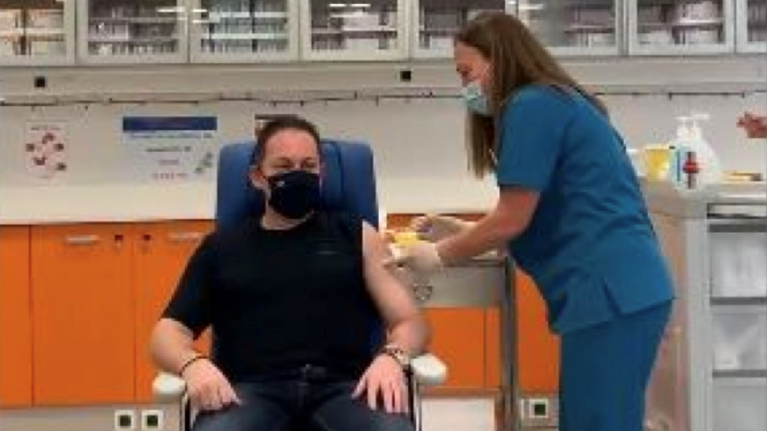 Εμβολιάστηκε και ο Πέτσας: Δεν είναι μόνο πράξη αυτοπροστασίας, είναι πράξη αλληλεγγύης και ανθρωπιάς