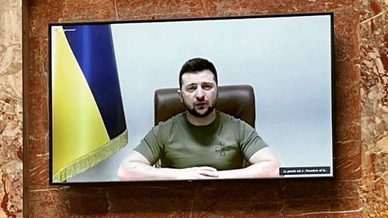 Ζελένσκι στη Γαλλική Εθνοσυνέλευση: Oι Ρώσοι καίνε τα πάντα - Δεν κάνουν διάκριση μεταξύ στρατιωτών και αμάχων