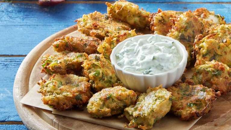 Συνταγή της Αργυρώς Μπαρμπαρίγου: Αφράτοι κολοκυθοκεφτέδες