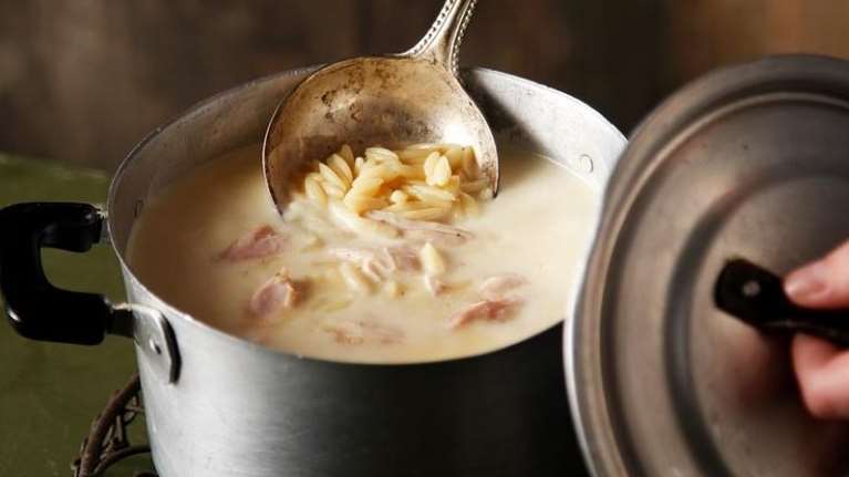 Συνταγή της Αργυρώς Μπαρμπαρίγου: Κοτόσουπα με κριθαράκι