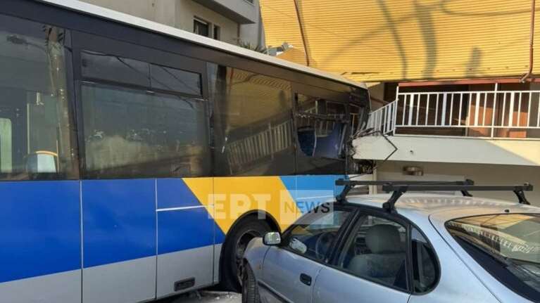 Παπάγου: Πώς έπεσε το λεωφορείο 409 πάνω στην πολυκατοικία - &quot;Ήταν σαν βόμβα&quot; [βίντεο]