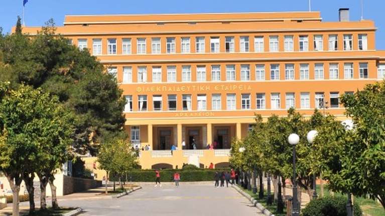 Αρσάκειο: "Τώρα πάμε σε πόλεμο, δεν με ενδιαφέρει η συγγνώμη",  λέει η μητέρα του 15χρονου που τον έδεσαν με πετονιά