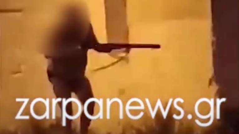 Κρήτη: Ηλικιωμένος βγήκε ημίγυμνος στον δρόμο και άρχισε να πυροβολεί με καραμπίνα [βίντεο]