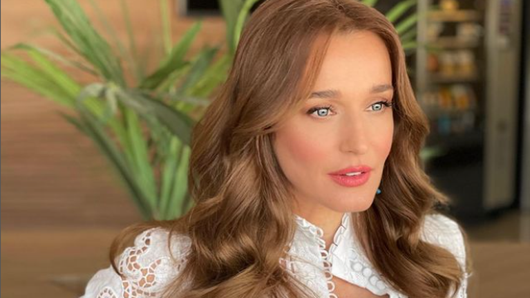 Natural beauty: Η Κάτια Ζυγούλη ποζάρει στον φακό του Ρουβά όπως είναι, χωρίς φίλτρα και χωρίς ρετούς