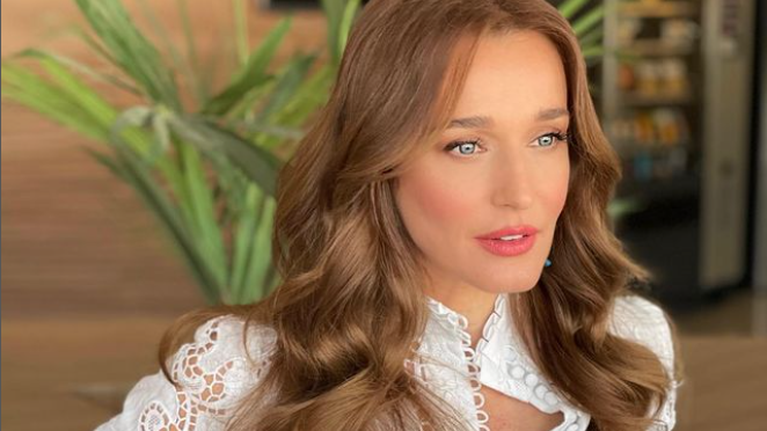 Κάτια Ζυγούλη: Θεά στη Σκιάθο με το ροζ μπικίνι της και λευκό crop τοπ