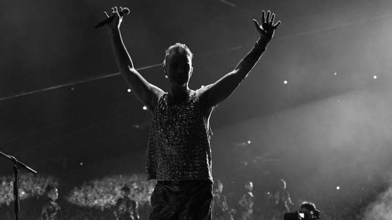 Τα γυρίζει ο Ρόμπι Γουίλιαμς: &quot;Γενναιόδωροι&quot; οι Έλληνες μετά τις ατάκες για &quot;κλέφτες&quot; που είπε στη Μαλακάσα [βίντεο]