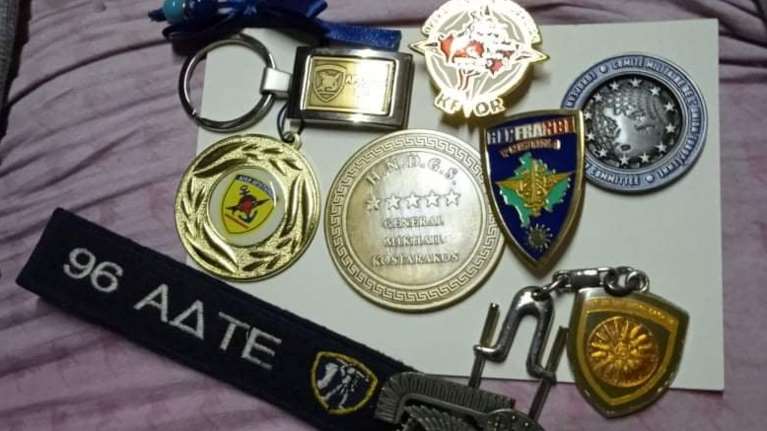 Εδεσσα: 26χρονος με αναπηρία έχει... 1600 στρατιωτικά μπρελόκ και μετάλλια - Επαινος από τον Γ.Γ. του ΝΑΤΟ [εικόνες]