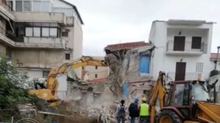 Σάμος: Κατεδαφίζεται το κτήριο όπου έχασαν τη ζωή τους στον σεισμό η Κλαίρη και ο Άρης [εικόνες - βίντεο]