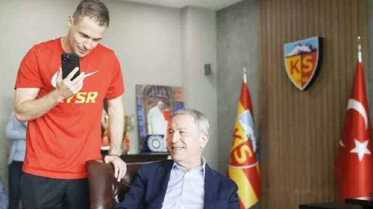 Χουλουσί Ακάρ: Τηλεφώνημα-έκπληξη στον Νίκο Παναγιωτόπουλο - &quot;Κοίτα, Νίκο, ποιον έχω δίπλα μου&quot; [Βίντεο]