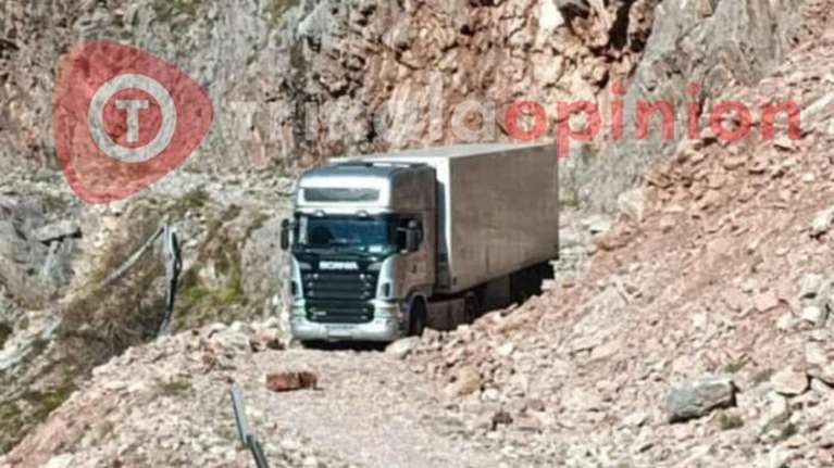 Νταλίκα στα Τρίκαλα εγκλωβίστηκε σε χωματόδρομο μετά από λάθος του GPS – Ολονύχτια περιπέτεια για τον οδηγό