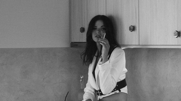 Tζένη Καζάκου: Η αισθησιακή φωτογραφία της στην κουζίνα του σπιτιού της