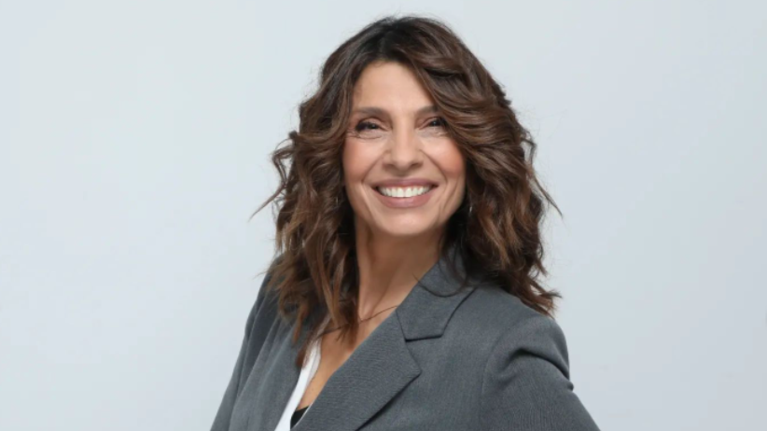 Λευκό, γκρι και ξύλο: Η Πόπη Τσαπανίδου μας έδειξε το μίνιμαλ και μοντέρνο διαμέρισμα της κόρης της στην Ολλανδία