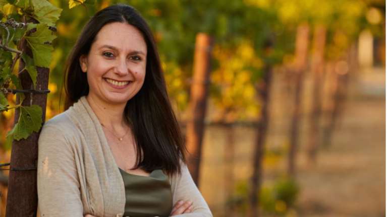 Η πρώτη Ελληνίδα Master of Wine, Όλγα Καραπάνου-Crawford, μιλάει για το ελληνικό κρασί και εξηγεί ποια είναι η δουλειά της