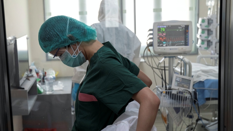 Κορονοϊός: Εξέπνευσε γυναίκα 39 ετών στο Λαϊκό - Στους 377 οι νεκροί