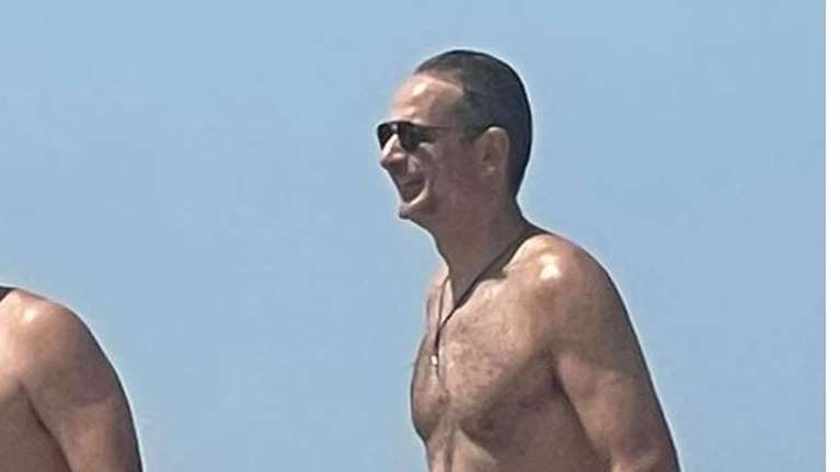 Οι βουτιές του Κυριάκου Μητσοτάκη στα καταγάλανα νερά των Χανίων