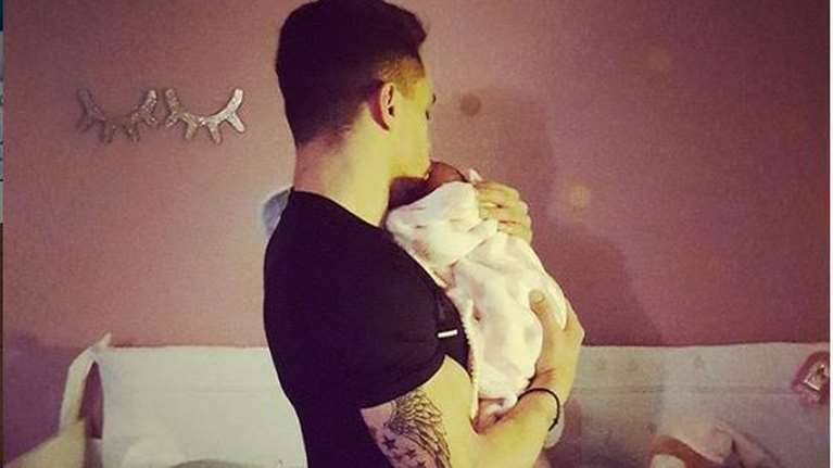 Ποιος διάσημος τραγουδιστής θα βαφτίσει την κόρη του Λευτέρη Πετρούνια