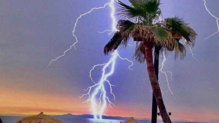 Καταιγίδα στην Αθήνα: Η στιγμή που κεραυνός χτυπά τη θάλασσα στον Άλιμο