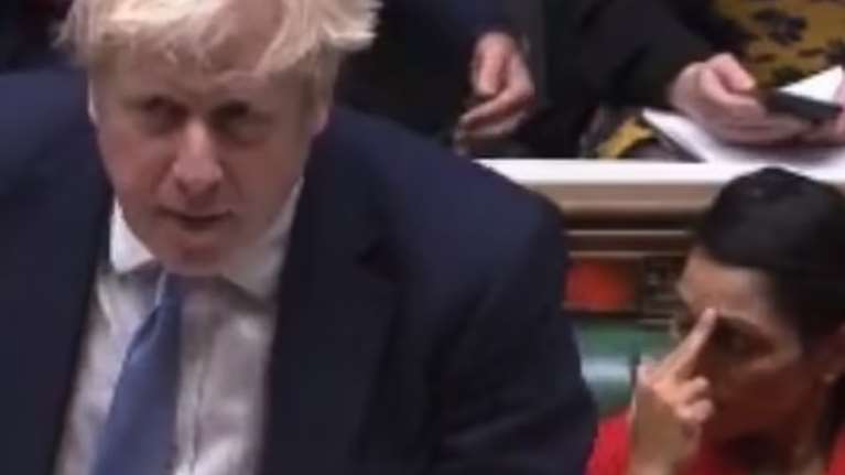 Μπόρις Τζόνσον: Viral η υπουργός του που δείχνει απελπισμένη όταν τον ακούει στη Βουλή για τα κορονοπάρτι