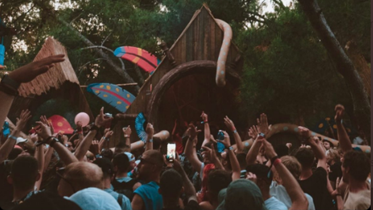 Στη δίνη των κορονοπάρτι και η Αλβανία: Χιλιάδες σε φεστιβάλ μουσικής χωρίς μάσκες ή αποστάσεις