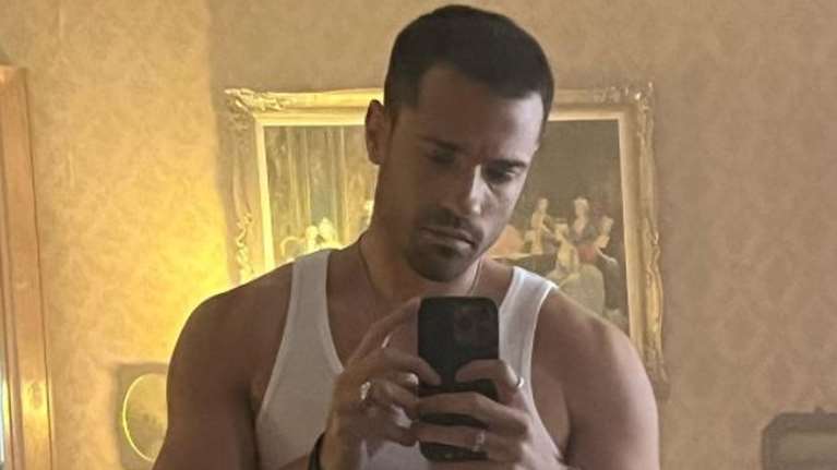 Κωνσταντίνος Αργυρός: Πήγε για βίντεο κλιπ και βγήκε... κουρεμένος [Εικόνα]