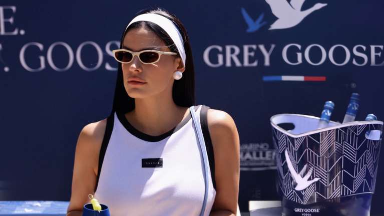 Η Χριστίνα Μπόμπα στα γήπεδα τένις του Navarino Challenge απολαμβάνοντας Grey Goose super premium βότκα