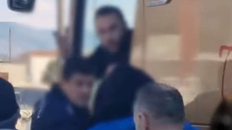 Χαμός σε μπλόκο αγροτών στον Ριζόμυλο: "Πάρε δρόμο ρε - Από το χωράφι σου με διώχνεις τελμπελχανά;" [Βίντεο]