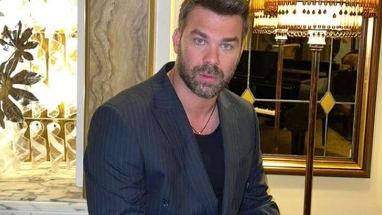 20 χρόνια πριν, ο Γιώργος Σαμπάνης αγνώριστος στην Τελετή Έναρξης των Ολυμπιακών Αγώνων Αθήνα 2004