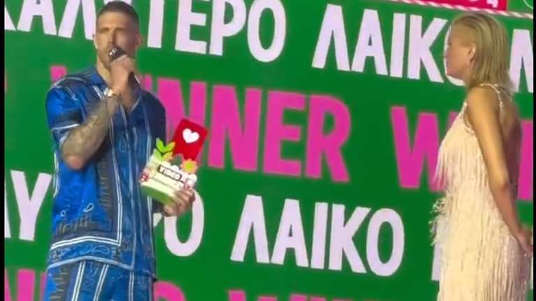 Ο Πασχαλάκης τρόλαρε τους Αεκτζήδες: Βράβευσε τη Κατερίνα Λιόλιου και της ζήτησε να τραγουδήσει acapella το "νοικιάστηκε"