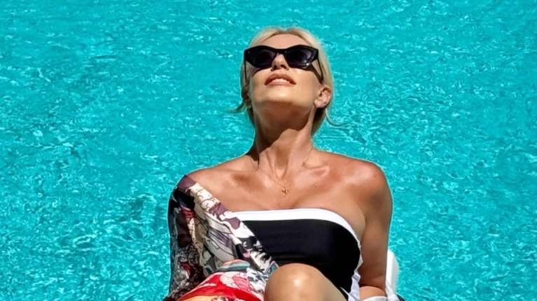 Η Μαρία Μπακοδήμου με αέρινο καφτάνι και μαγιό μαρινιέρα