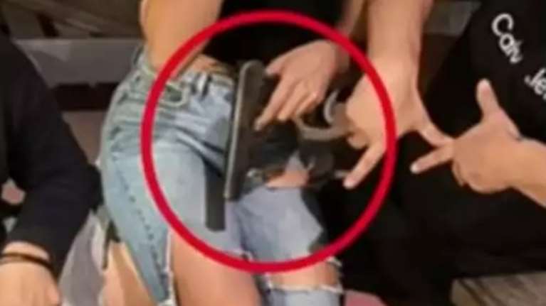 Προκλητική η δόκιμη αστυνομικός στου Ζωγράφου: Φωτογραφίζεται με όπλο αγκαλιά με τη συμμορία