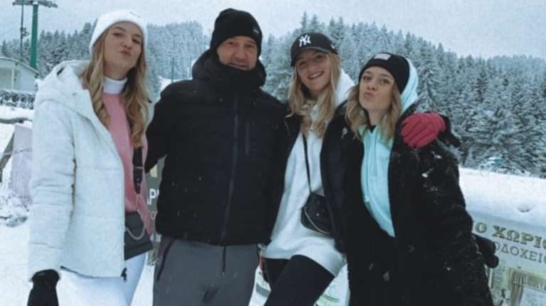 Τέμπη: Το σπαρακτικό μήνυμα του πατέρα των δίδυμων κοριτσιών - &quot;Αντί για χρόνια πολλά, βάλτε τρία στολίδια στο δέντρο σας&quot;