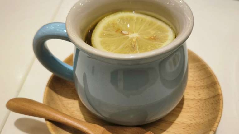Χλιαρό νερό με λεμόνι: Μπορεί να &quot;αποτοξινώσει&quot; τον οργανισμό; Τι απαντάει η επιστήμη