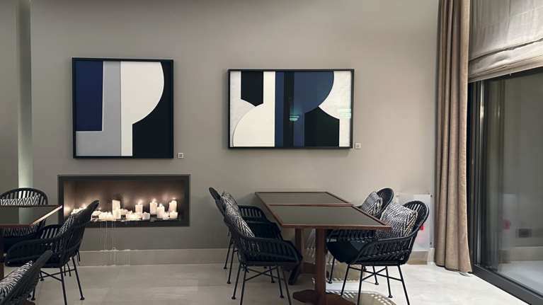 Ατομική παρουσίαση των έργων της εικαστικού Μαριάννας Λούρμπα στο Somewhere Boutique Hotel της Βουλιαγμένης