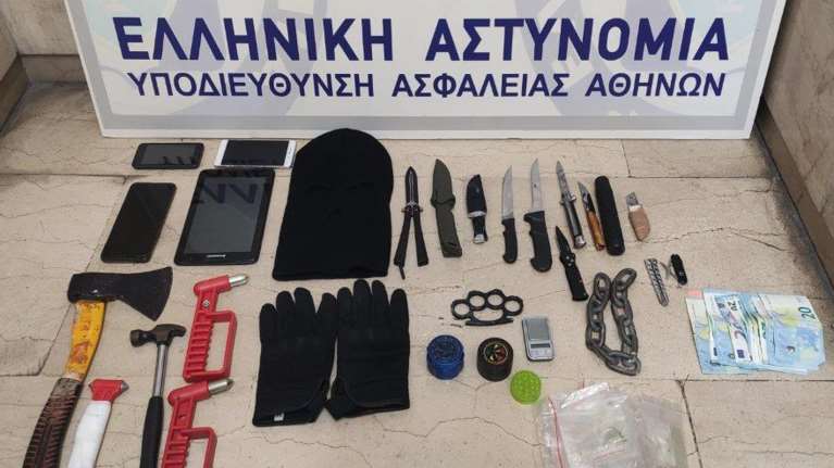 Παγκράτι: Συμμορία ανηλίκων με μαχαίρια, τσεκούρια και σιδερογροθιές - Χτυπούσαν μαθητές για να τους αρπάξουν τα κινητά