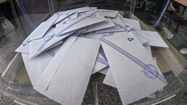 Δημοσκόπηση Interview: Πτωτική πορεία για ΝΔ, ΣΥΡΙΖΑ, ΠΑΣΟΚ, αυξάνονται οι αναποφάσιστοι - Τέταρτο κόμμα ο Βελόπουλος