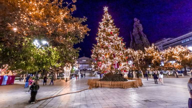 Η Αθήνα φοράει τα γιορτινά της: Νεφέλη Φασούλη και Athens Big Band ανάβουν το χριστουγεννιάτικο δέντρο στο Σύνταγμα
